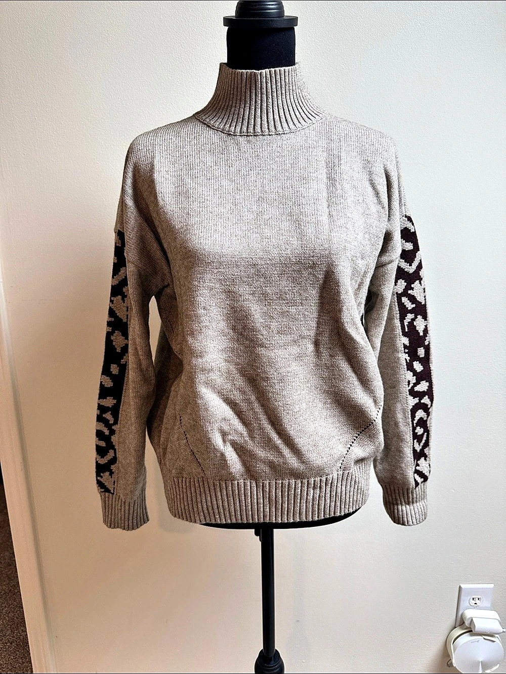Z Collection by CZEL Animal Print Sleeve Turtleneck in Beige Size Small